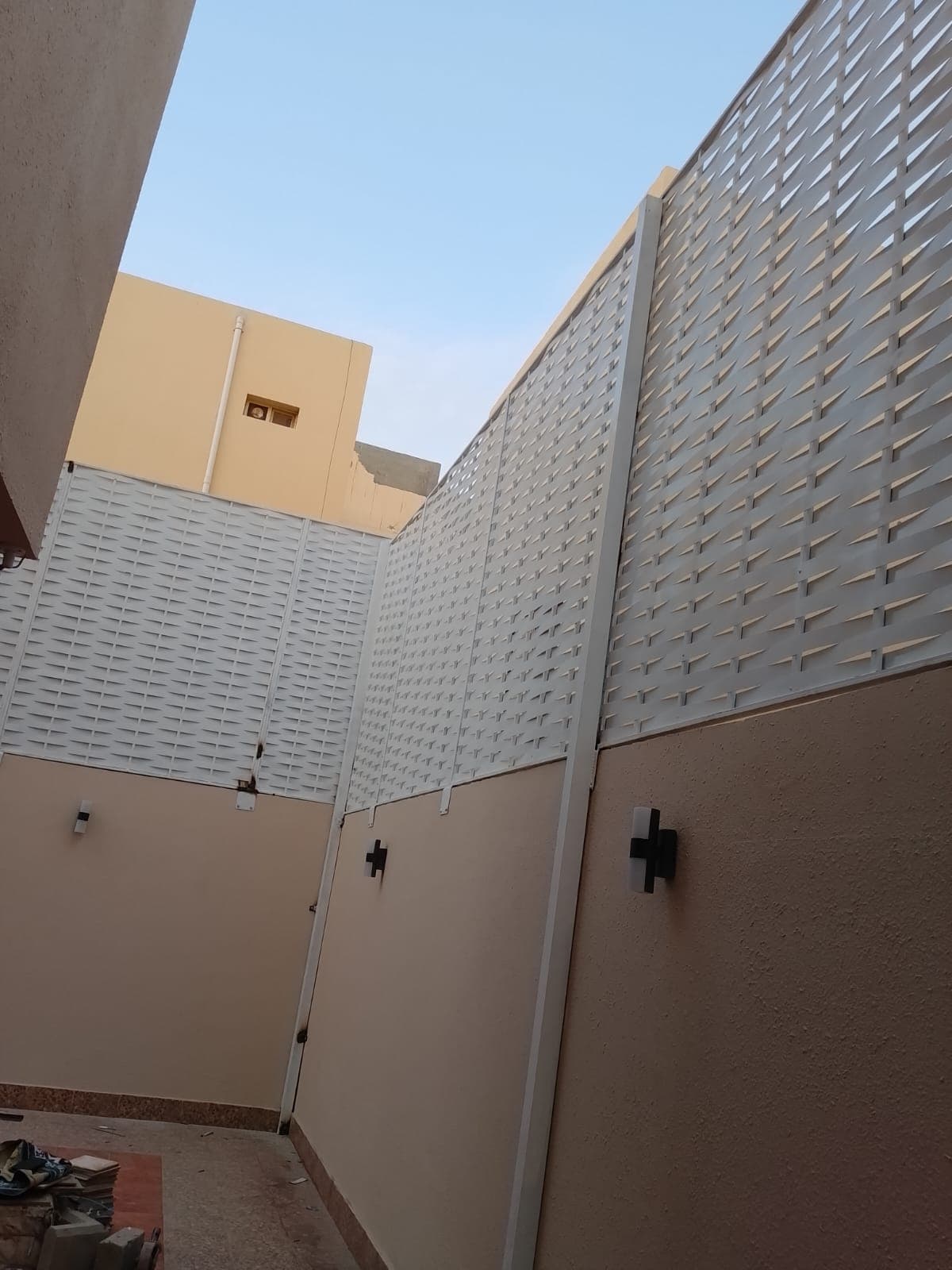 سواتر حديد مجدول بألوان متناسقة