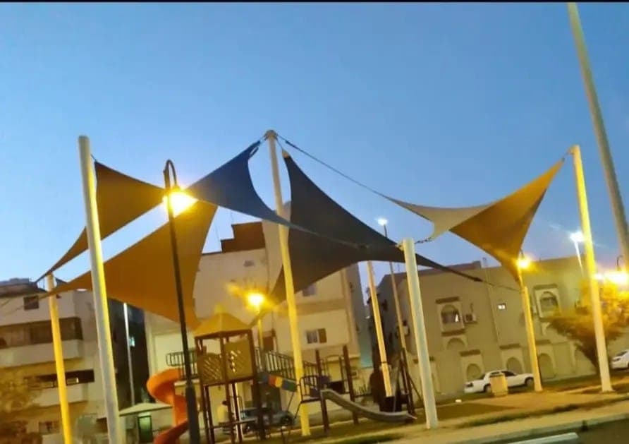 مظلات شد إنشائي أنيقة وعملية